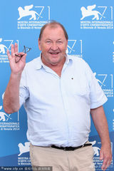 组图：竞赛片《寒枝雀静》发布会 男星拄拐现身