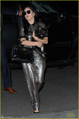 组图：LadyGaga抱狗晒事业线 手臂内侧添新纹身