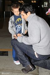 组图：超人+美队抱萌娃暖心 好男人联盟可以有