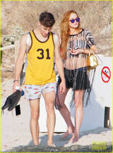 组图：林赛-罗韩透视装露啤酒肚 与友人出海狂欢