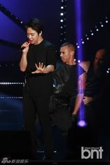 组图：JYJ举行新专发布会 露胸肌秀性感