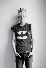 组图：EXO推写真集 鹿晗帅气世勋似王子