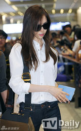组图：少女时代低调回国 戴墨镜低头不语