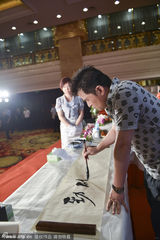 组图：毕福剑卖画捞金 为粉丝作画最高卖8万元