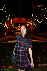 组图：蒋梦婕俏丽亮相纽约 格子裙英伦学院气质