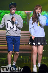 组图：infinite等献唱表演 EXO-K缺席仍夺冠