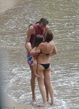 组图：利物浦名模克兰茜海边脱比基尼吸睛