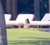 组图：卡戴珊度假日光浴 丰腴美背一览无余