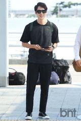 组图：韩星柳演锡现身机场 休闲黑装魅力足