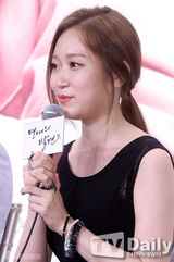 组图：韩星郑有美出席发布会 长裙显优雅