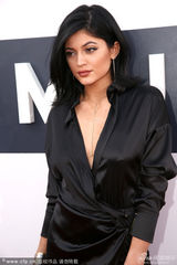 组图：凯莉-詹娜亮相穿黑色缎面开叉裙秀美腿