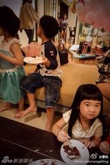 组图：曹格为女儿办4岁生日派对 姐姐大脸抢镜