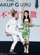 组图：邓超为新片不惜犯贱 穿高跟鞋跳钢管舞