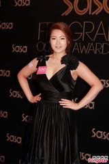 组图：周秀娜粉裙挤深沟 苟芸慧被强吻自觉愚蠢