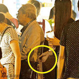 组图：76岁爷孙恋男主角换新欢 与嫩模亲密出街