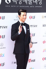 独家高清：又是一年百想红毯 众星云集争奇斗艳