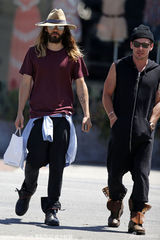 组图：莱托最新街拍 长发大胡子美男变糙汉