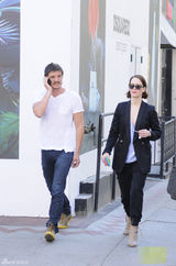 组图：红毒蛇帕斯卡与女友莎拉出街 不停讲电话