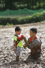 组图：萌娃星爸组队泥地踢球 姚明或现神解说