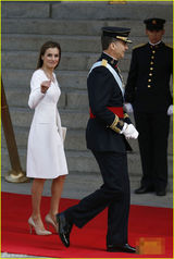 组图：西班牙国王费利佩六世登基 新王后美艳