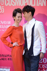 组图：李承铉戚薇热恋首亮相 已见过女方父母