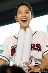 组图：韩国艺人CLARA(李成敏)性感造型亮相棒球比赛现场