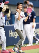 组图：韩星朴志胤助阵棒球比赛帅气开球