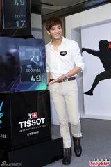 组图：陈晓东35度挥汗代言 奶爸抢钱不容易