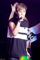 组图：金贤重上海开唱热舞 狂野掀衣秀腹肌