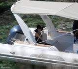 组图：安吉丽娜-朱莉婚后开工 连衣裤干练有型