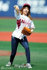 组图：韩星JUNIEL任开球嘉宾 啦啦队性感走光