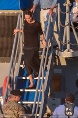 组图：安吉丽娜-朱莉全黑Look现身 登海军轮船获众人服侍