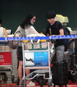 组图：周迅大浓妆现身机场 与老公十指紧扣恩爱