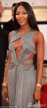 组图：黑珍珠赴英奥斯卡电视奖 中空长裙露美胸
