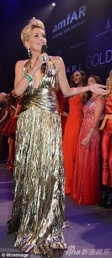 组图：56岁莎朗-斯通红裙美艳 胸门大开秀性感