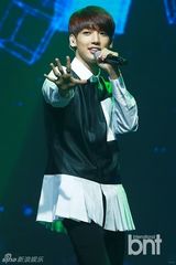 组图：BOYFRIEND回归首秀 露性感腹肌