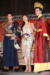 组图：台湾男儿软硬兼施 河智苑来台频脸红