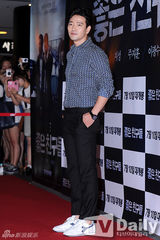 组图：张根硕红衣亮相 剪短发蓄须显沧桑