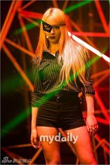 组图：f(x)首秀新歌 海盗造型冷艳性感