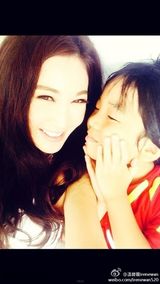 组图：温碧霞晒养子偷吻照 长发妩媚红裙迷人