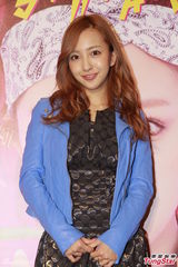 组图：板野友美抵港宣传演唱会 个唱造型百变