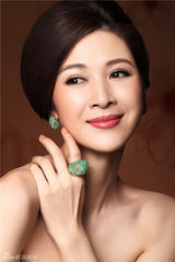 组图：童蕾珠宝大片 首饰华服尽显雍容华贵