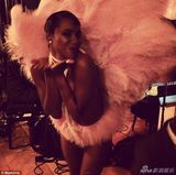 组图：麦当娜曝56岁生日私照 风骚红唇挑逗男伴