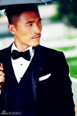 组图：耿乐登杂志封面演绎精致贵族风范