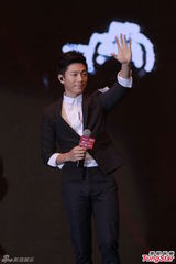 组图：许志安狂做运动引胃痛 笑言郑秀文不知情