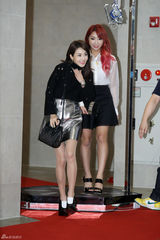 独家：崔丹尼尔宣传新片戴眼镜似哈利波特