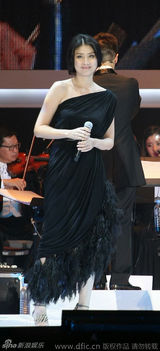 【星装对对碰vol.003】张靓颖羽毛裙撞衫陈慧琳