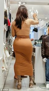 组图：卡戴珊外出购童装 名媛硕大肥臀展露无遗