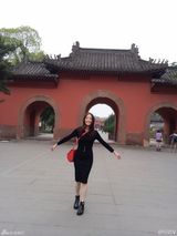 组图：倪妮惬意游古镇 模仿冯绍峰童年照秀恩爱