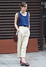 组图：凯拉-奈特利为新片拍摄浪漫吻戏